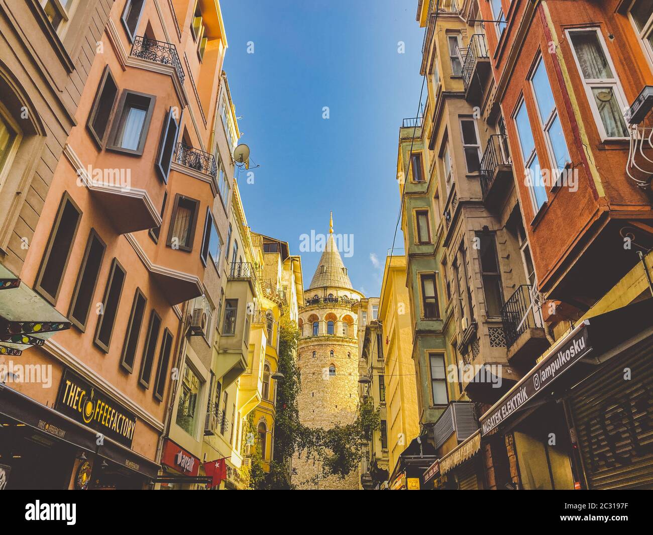 Galata Tower und die Straße in der Altstadt von Istanbul, Türkei 27. Oktober 2019. BELTUR Galata Kulesi oder Galata Turm in der ol Stockfoto