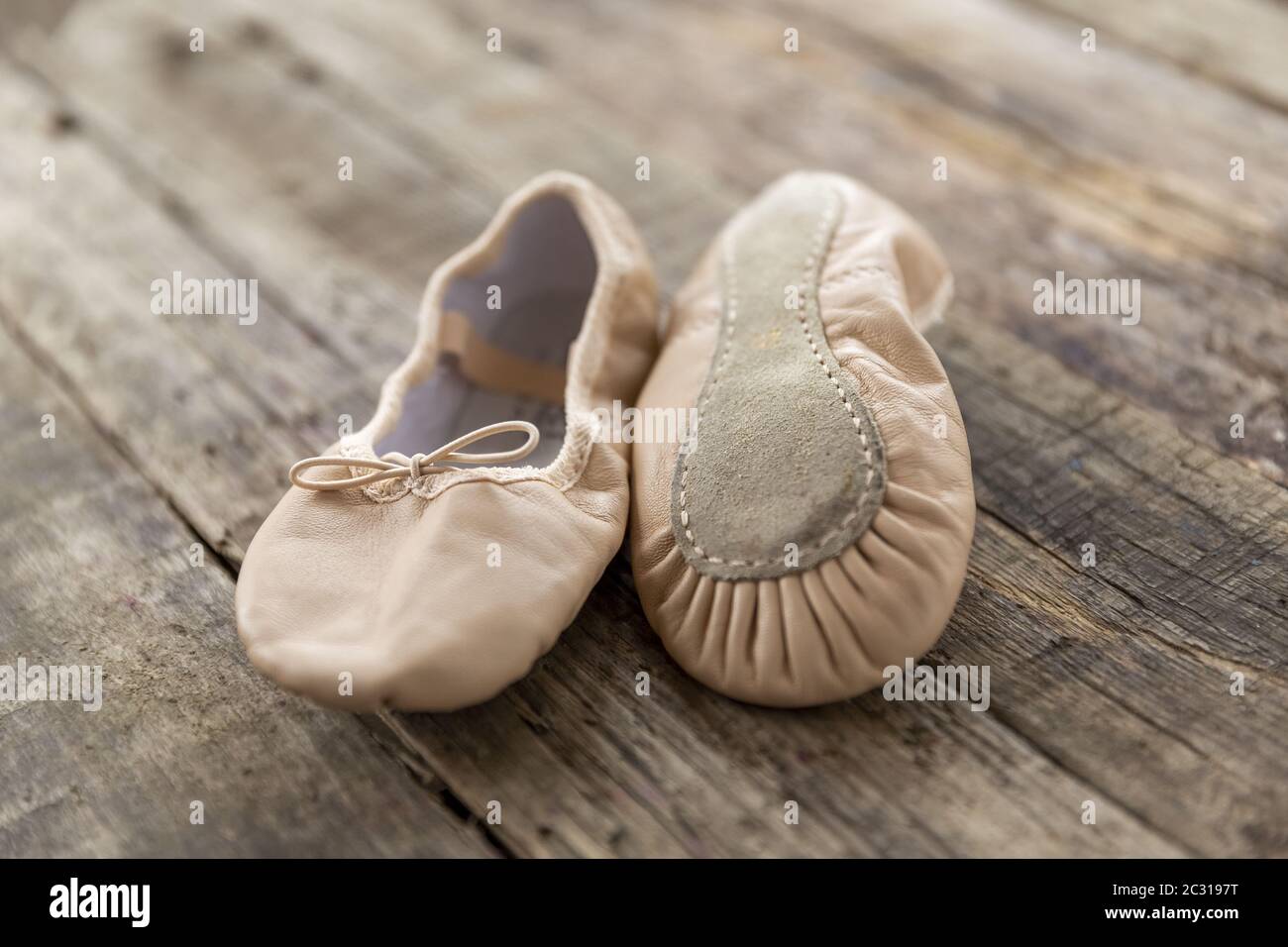 Ballettschuhe auf rauem Vintage-Holz Stockfoto