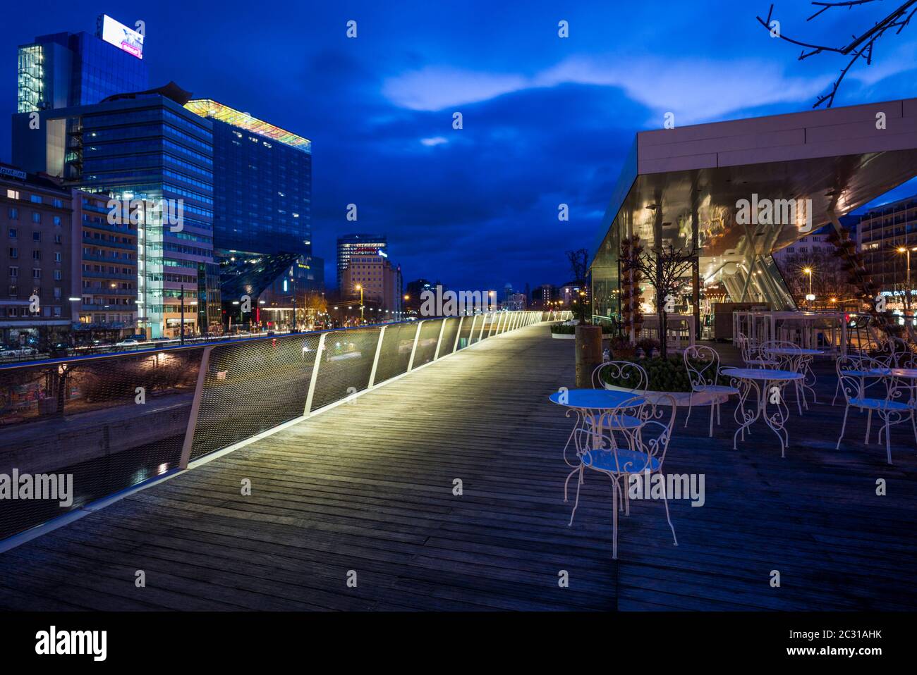 Beleuchtete Stadt bei Sonnenaufgang, Donaukanal, Wien, Österreich Stockfoto
