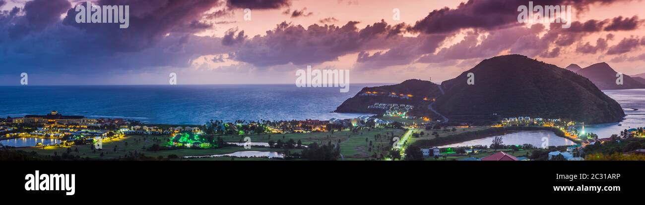Malerische Aussicht auf die Küste bei Sonnenaufgang, St. Kitts, St. Kitts und Nevis Stockfoto