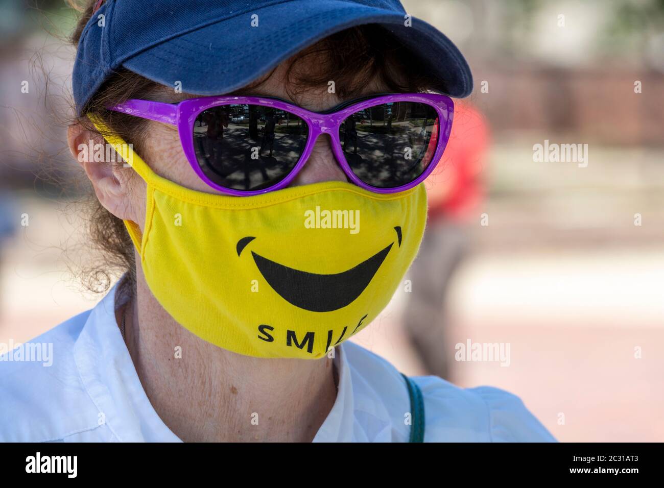 Detroit, Michigan - EINE Frau trägt eine Gesichtsmaske mit einem Lächeln während der Coronavirus-Pandemie. Stockfoto