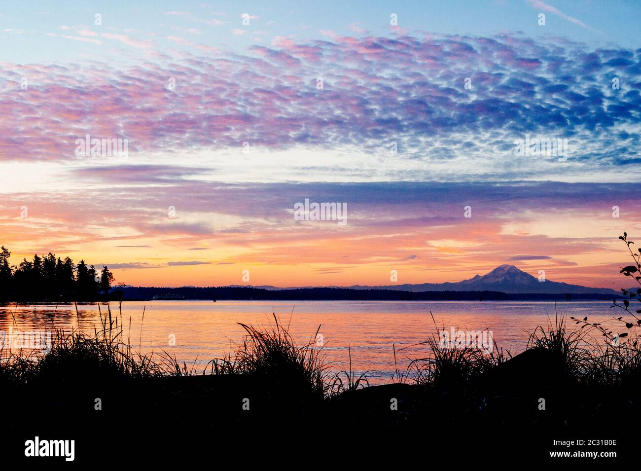 Puget Sound und Mount Rainier bei Sonnenuntergang, Washington, USA Stockfoto