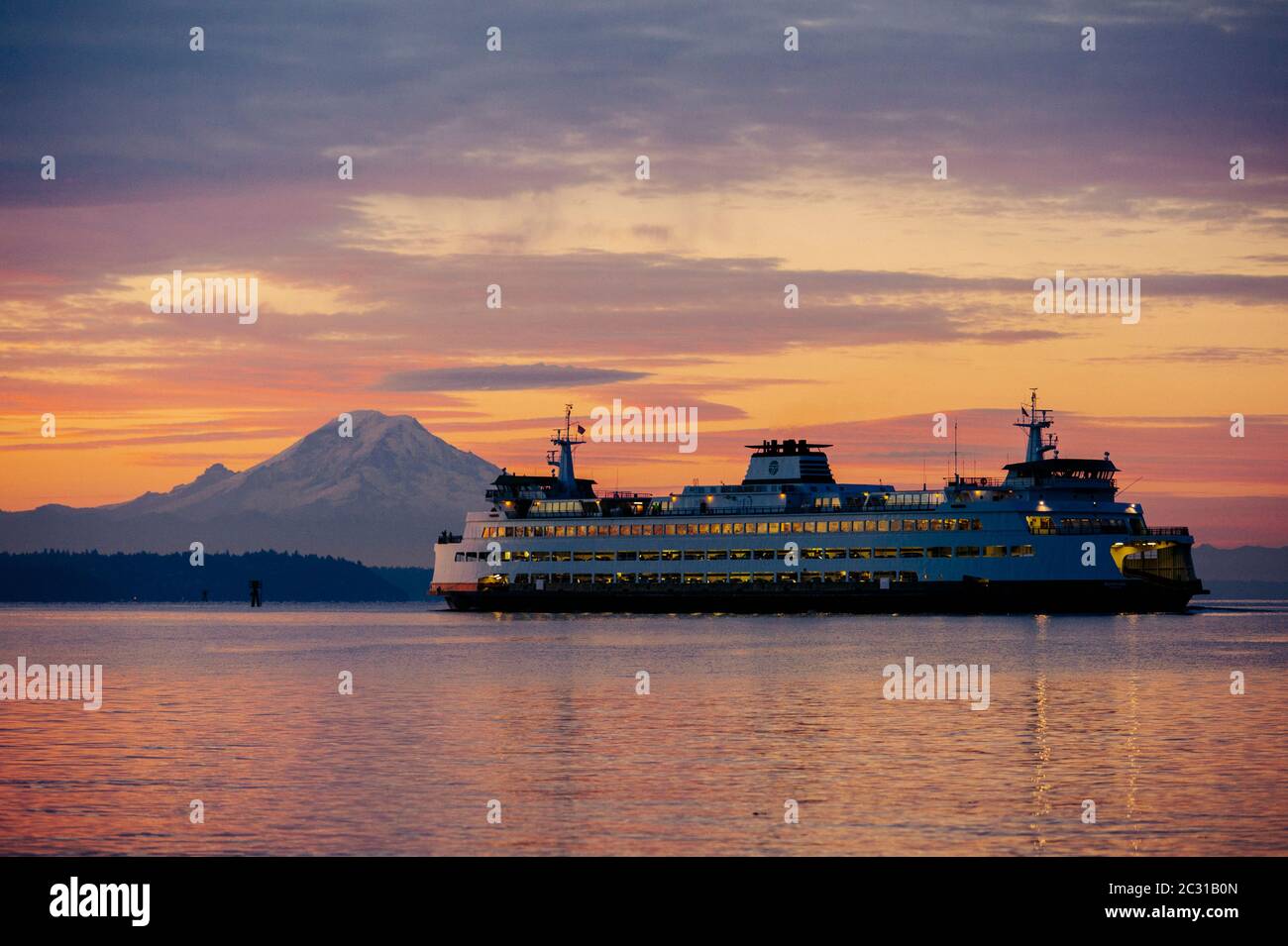 Fähre in Puget Sound und Mount Rainier bei Sonnenuntergang, Washington, USA Stockfoto