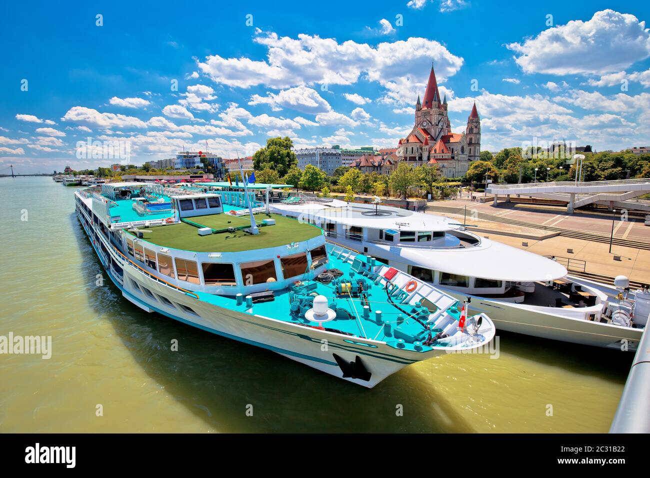 Wien. Franz von Assisi Kirche und Flusskreuzfahrtschiff auf Donau in Wien Ansicht Stockfoto