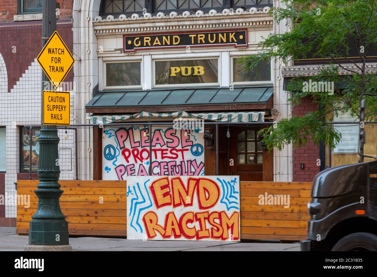 Detroit, Michigan - der Grand Trunk Pub, der wegen der Coronavirus-Pandemie geschlossen wurde, hat Zeichen gesetzt, die Proteste gegen Polizeibrutalität unterstützen. Stockfoto