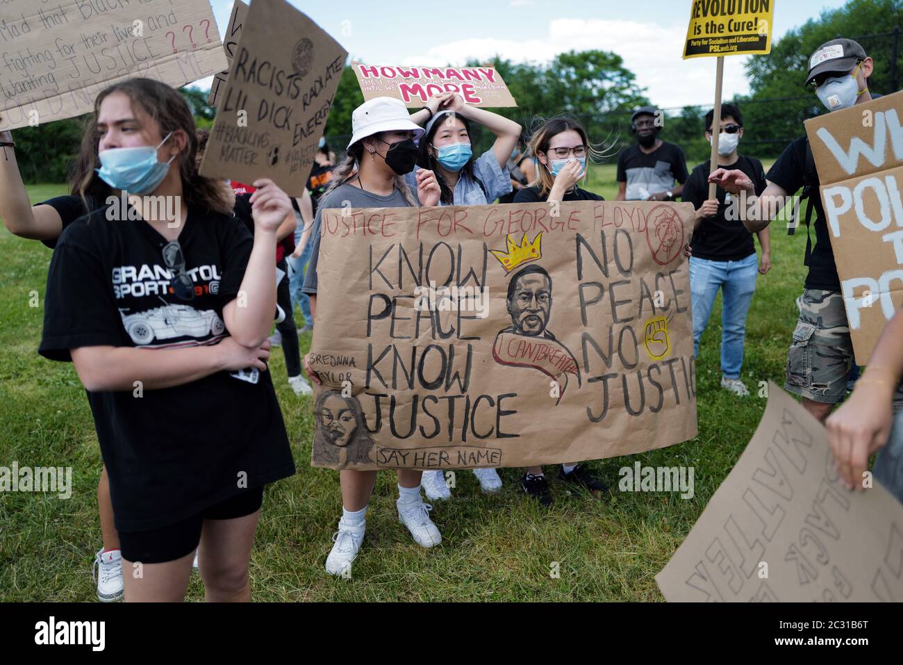 Demonstranten, die gegen den Tod von George Floyd protestieren, marschieren in Flushing, Queens in New York Stockfoto