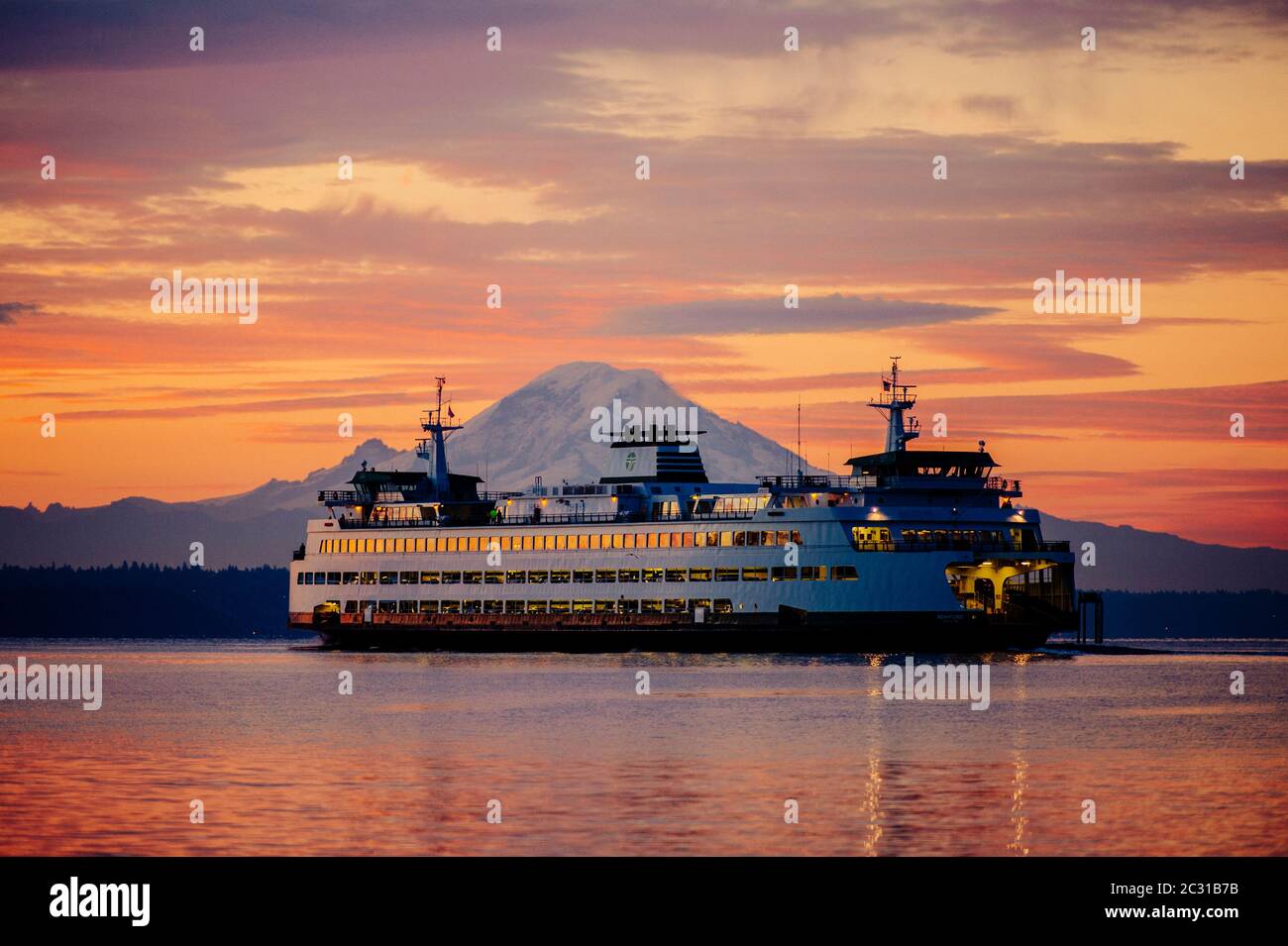 Fähre in Puget Sound und Mount Rainier bei Sonnenuntergang, Washington, USA Stockfoto