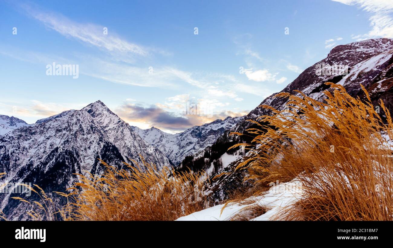 Blick vom Stadtrand von Les deux Alpes Dorf auf Bergkette mit langen gelben Gras. Stockfoto Blick vom Stadtrand von Les deux Alpes Dorf auf Bergkette mit langen gelben Gras. Stockfoto