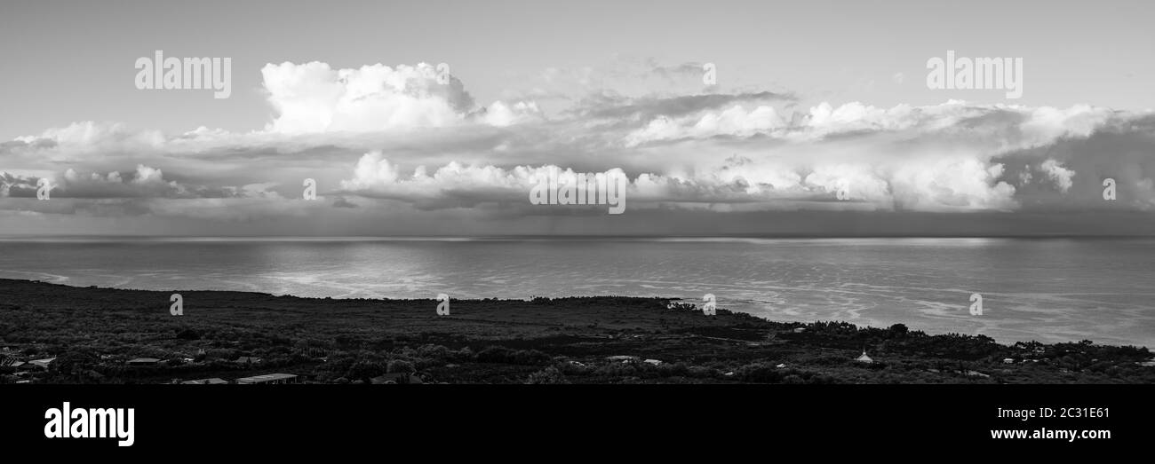 Meeresküste gegen bewölkten Himmel, Südkona, Hawaii-Inseln Stockfoto