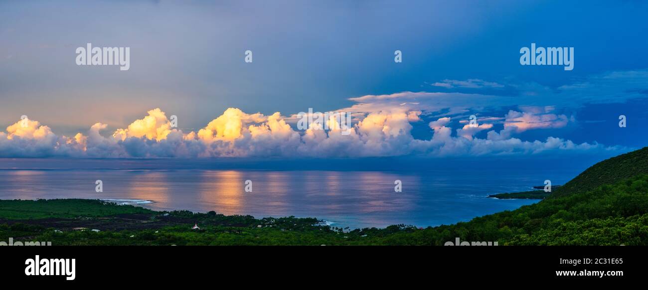 Landschaftlich schöner Blick auf die Küste bei Sonnenaufgang, Südkona, Hawaii-Inseln Stockfoto