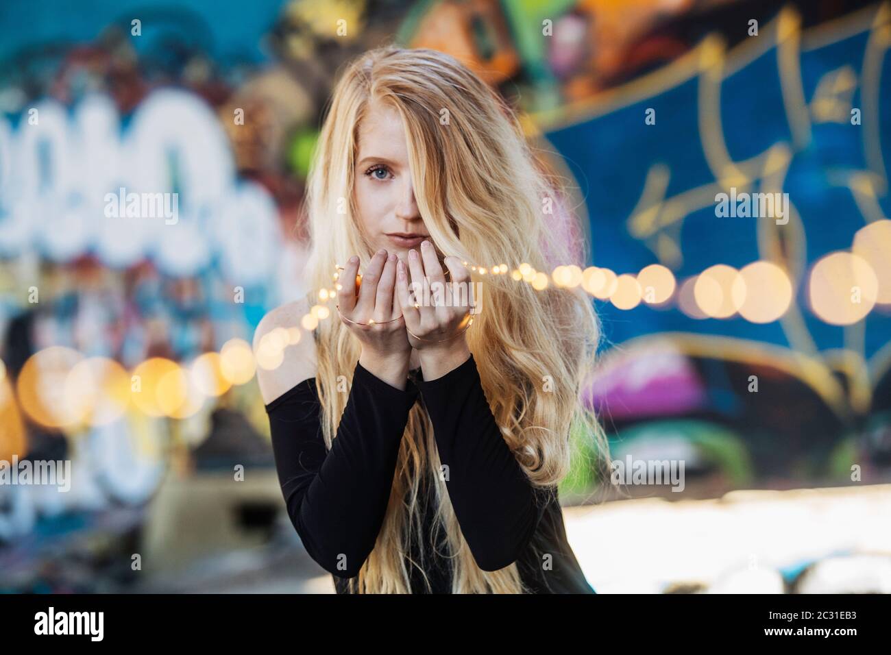Frau mit Lichtern auf Bainbridge Island, Washington, USA Stockfoto
