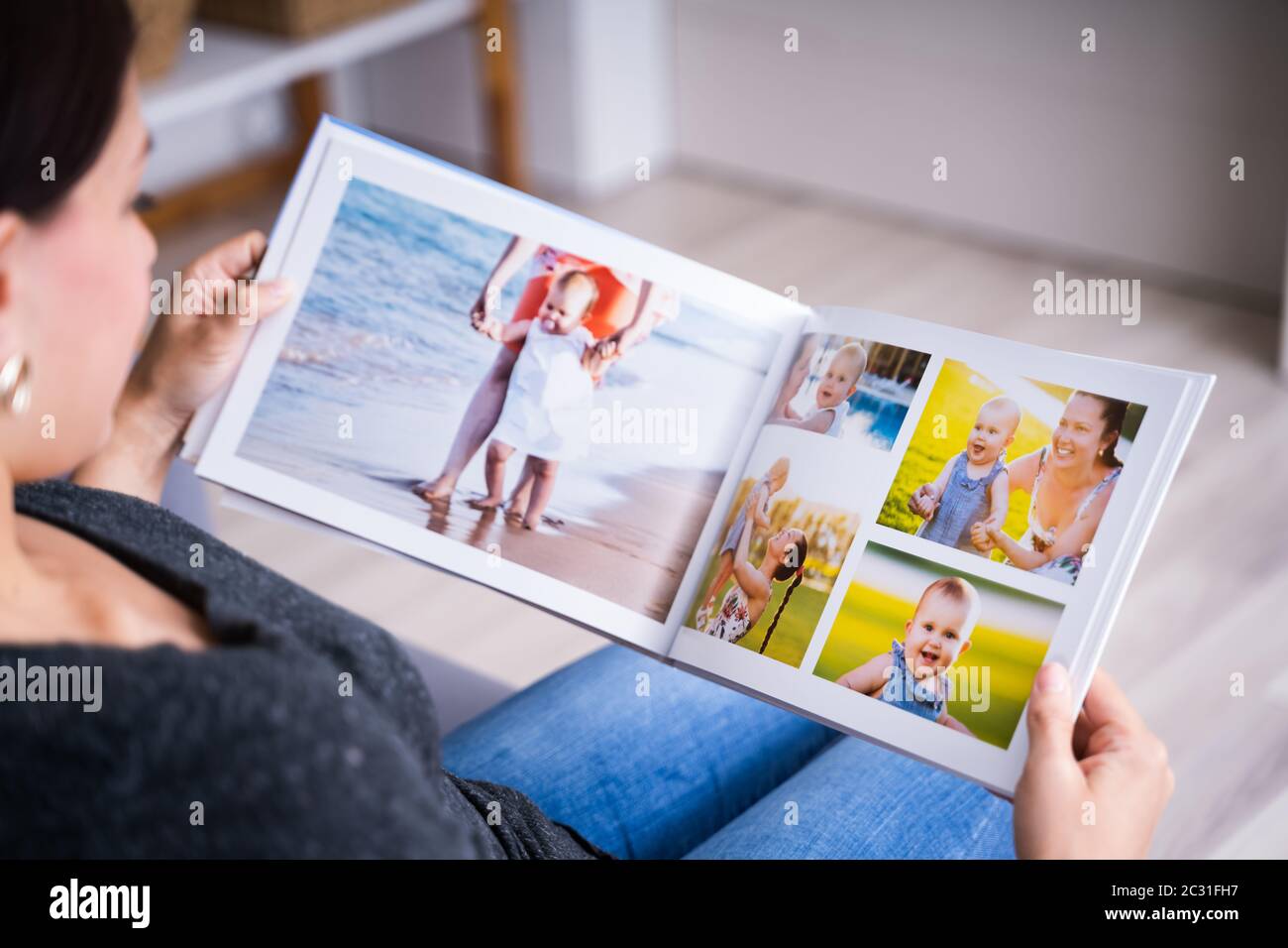 Frau, Die Sich Fotoalbum Oder Fotobuch Anschaut Stockfoto