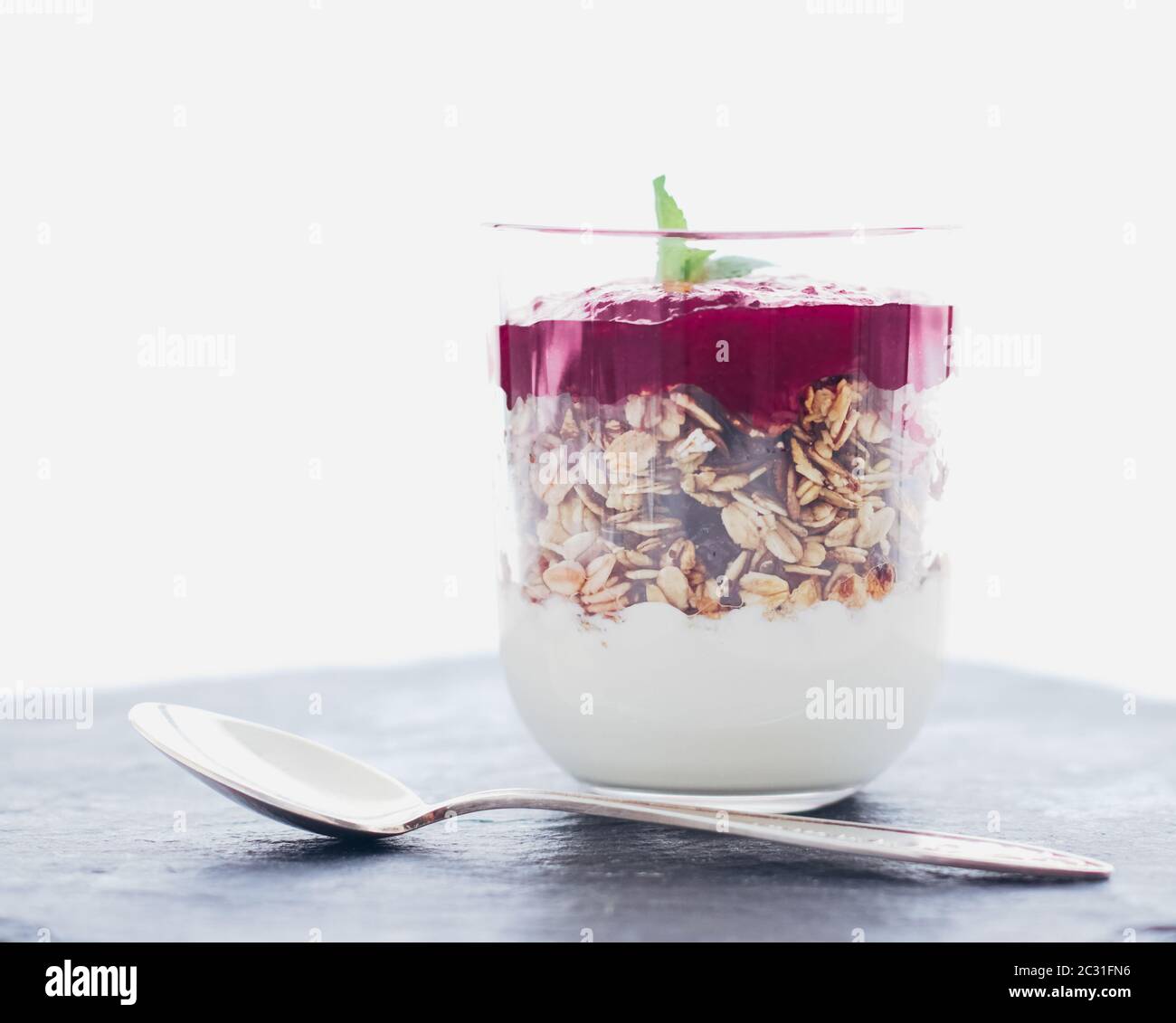 Hausgemachter Müsli-Parfait mit Beerenmarmelade und Minze, Joghurt und Müsli Müsli als gesundes Frühstück am Morgen, Bio-dai Stockfoto