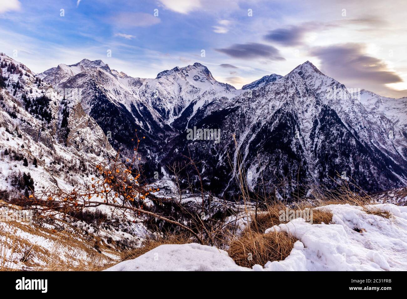 Blick vom Stadtrand von Les deux Alpes Dorf auf Bergkette mit langen gelben Gras. Stockfoto Blick vom Stadtrand von Les deux Alpes Dorf auf Bergkette mit langen gelben Gras. Stockfoto