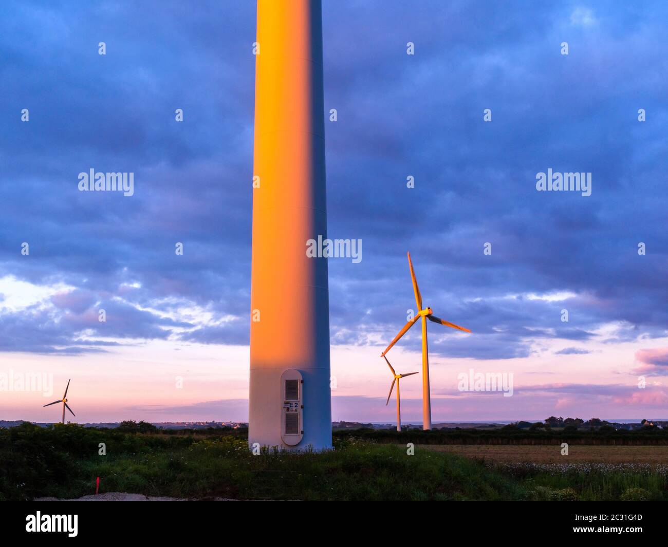 Windturbinen im Windpark bei Sonnenaufgang, Brest, Westbretonische Region, Frankreich Stockfoto