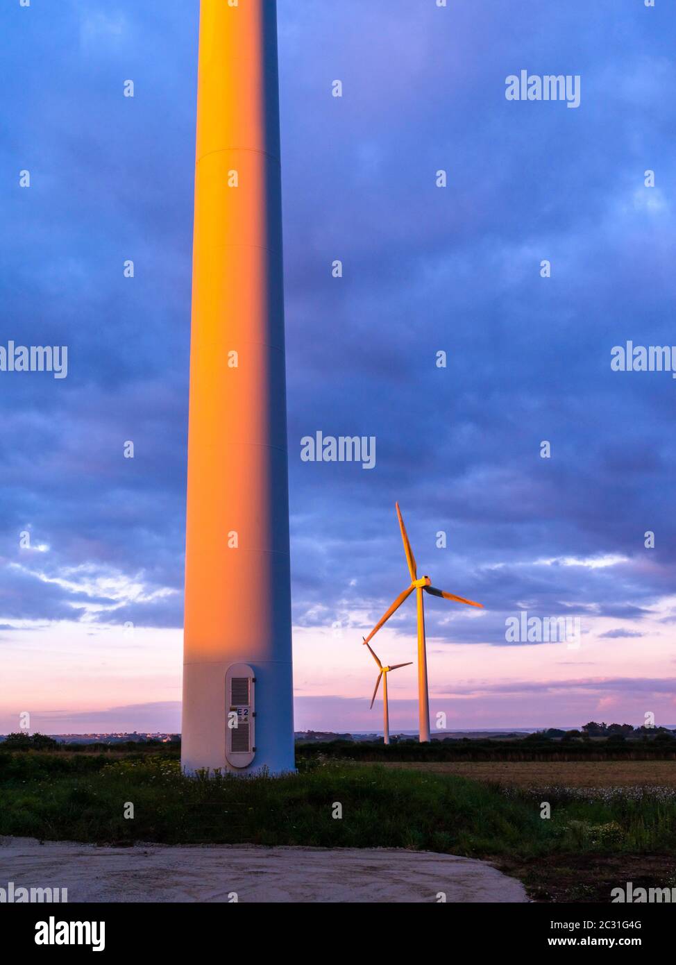 Windturbinen im Windpark bei Sonnenaufgang, Brest, Westbretonische Region, Frankreich Stockfoto