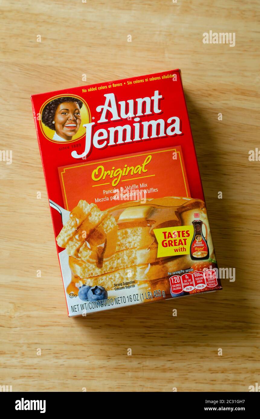 Schachtel mit Tante Jemima Original Pfannkuchen und Waffeln mischen sich mit Informationen auf Spanisch. Quaker Oats hat Tante J angekündigt Stockfoto