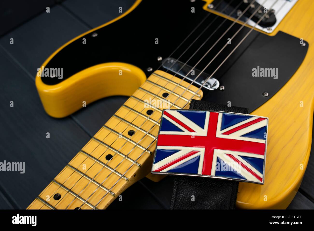 Amerikanische klassische E-Gitarre mit Metallverschluss der britischen Flagge "Union Jack" am Gurt und Hals mit Bünden Stockfoto