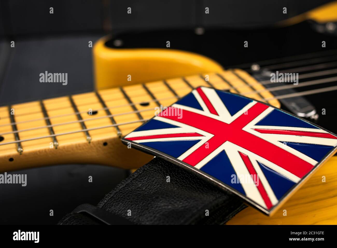 Amerikanische klassische E-Gitarre mit Metallverschluss der britischen Flagge "Union Jack" am Gurt Stockfoto