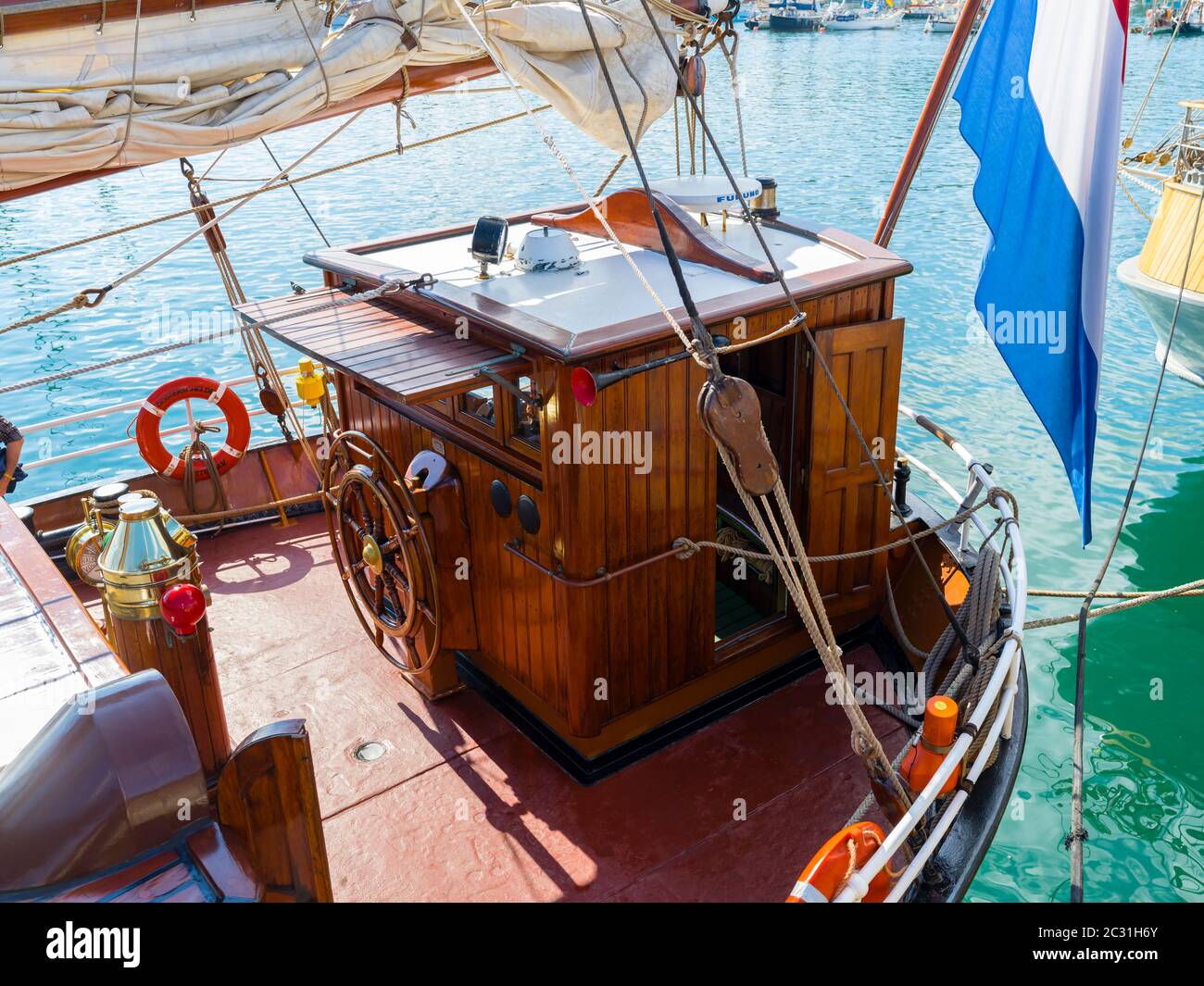 Hochschiffe in Rosmeur Hafen in Douarnenez Stadt, Finistere, Bretagne, Frankreich Stockfoto