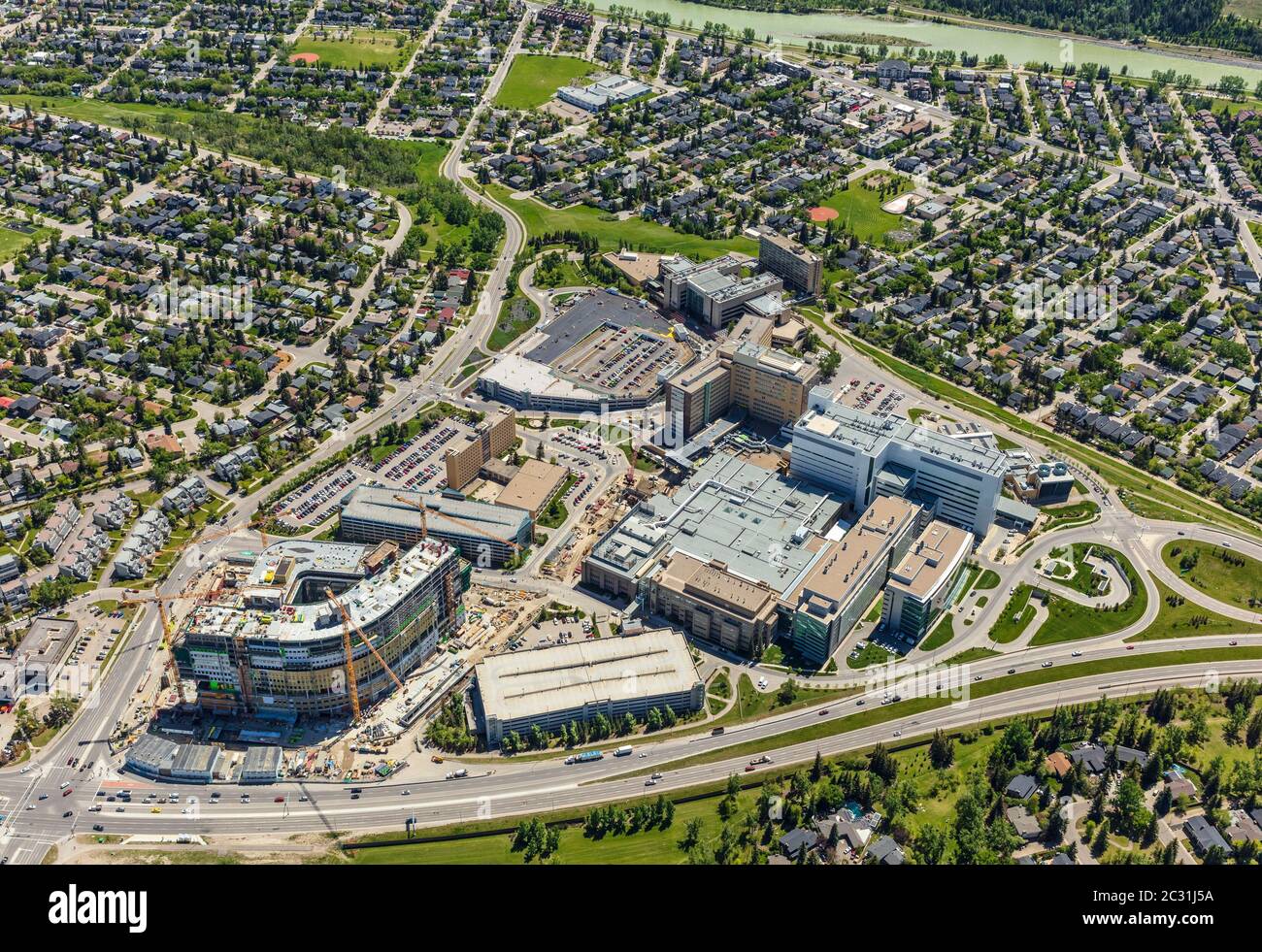 Luftaufnahme des Foothills Medical Center in Calgary, Alberta, Kanada, mit dem neuen Krebszentrum im Bau. Stockfoto