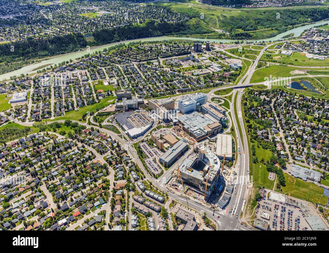 Luftaufnahme des Foothills Medical Center in Calgary, Alberta, Kanada, mit dem neuen Krebszentrum im Bau. Stockfoto