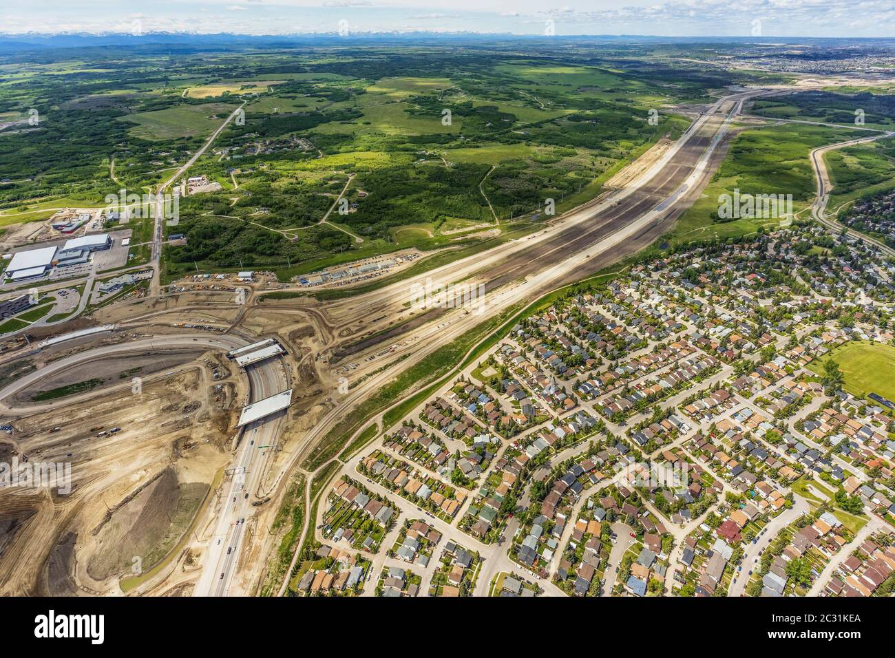 Luftaufnahme der Calgary SW Ring Road im Bau am 2020. Juni. Stockfoto