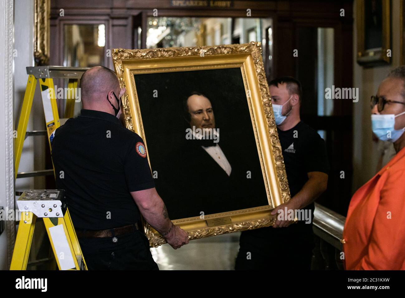 Ein Porträt des ehemaligen Präsidenten des Konföderierten Hauses James Lawrence Orr wird am Donnerstag, den 18. Juni 2020, von Mitarbeitern des Architekten des Kapitols außerhalb der House Chambers im US-Kapitolgebäude in Washington, DC entfernt. House Speaker Nancy Pelosi befahl, die Gemälde von vier House Speakers, die in der Konföderation dienten, entfernt zu werden. Die Porträts, die entfernt wurden, sind von Robert Mercer Taliaferro Hunter von Virginia, Howell Cobb von Georgia, James Lawrence Orr von South Carolina und Charles Frederick Crisp von Georgia. Pool Foto von Nicholas Kamm/UPI Stockfoto