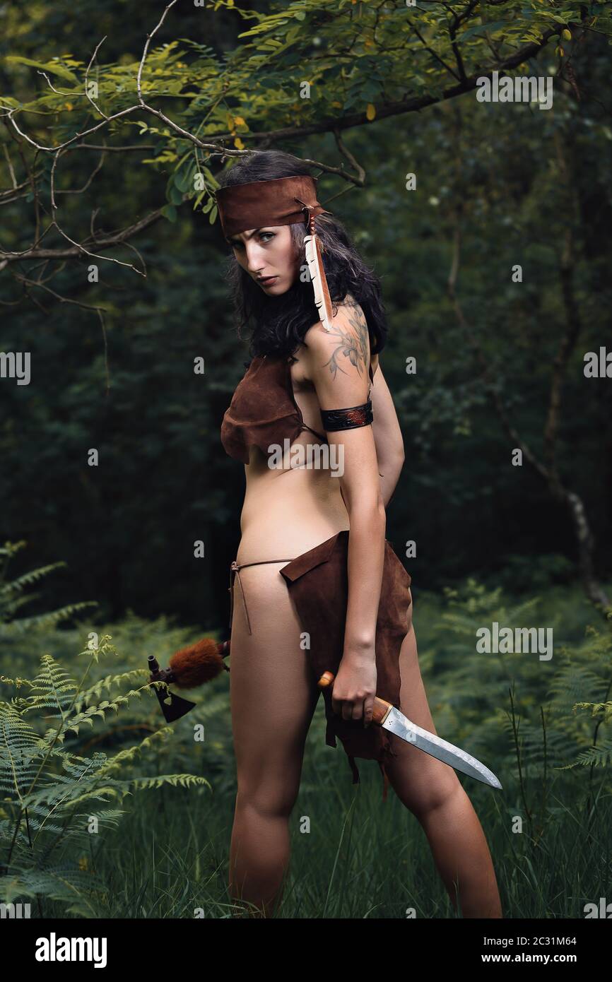 Indische Kriegerin mit Messer und Tomahawk Stockfoto
