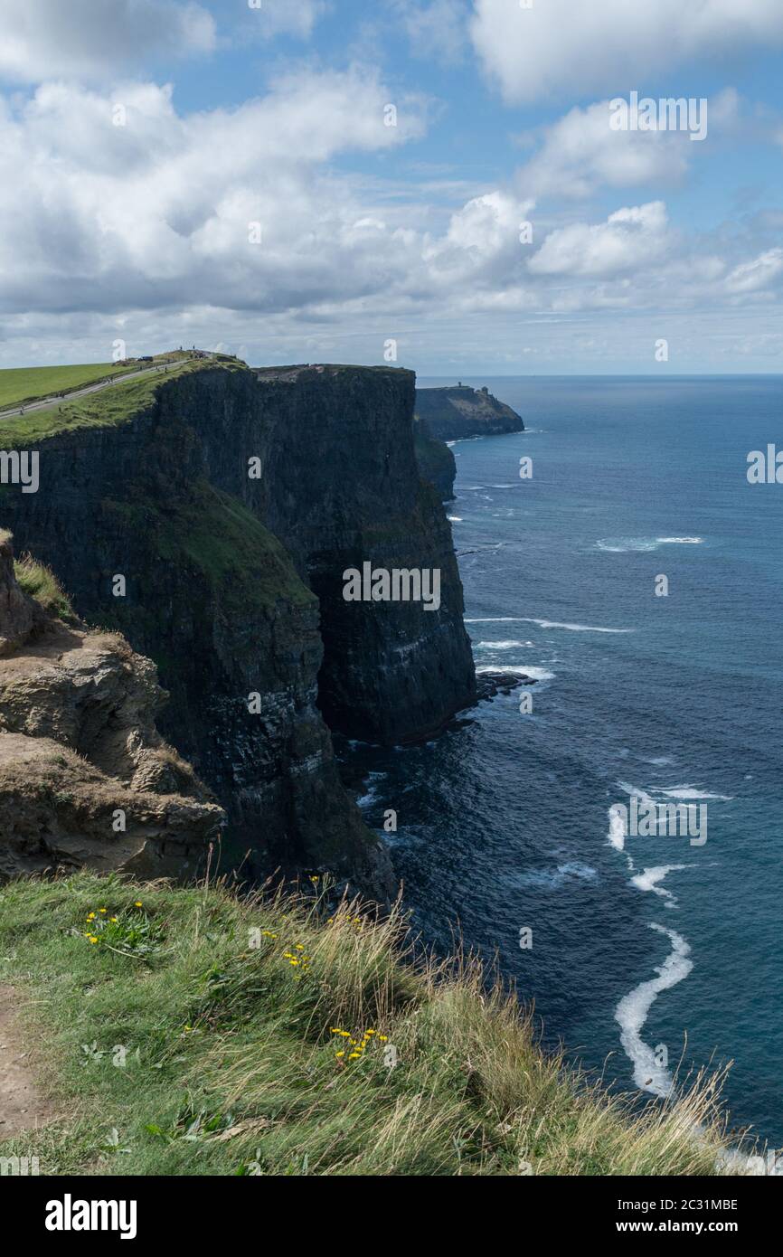 Blick auf die weltberühmten Cliffs of Moher im County Clare Irland. Landschaftlich reizvolle irische Naturdenkmal entlang des wilden atlantikweges  LW AT  . Stockfoto