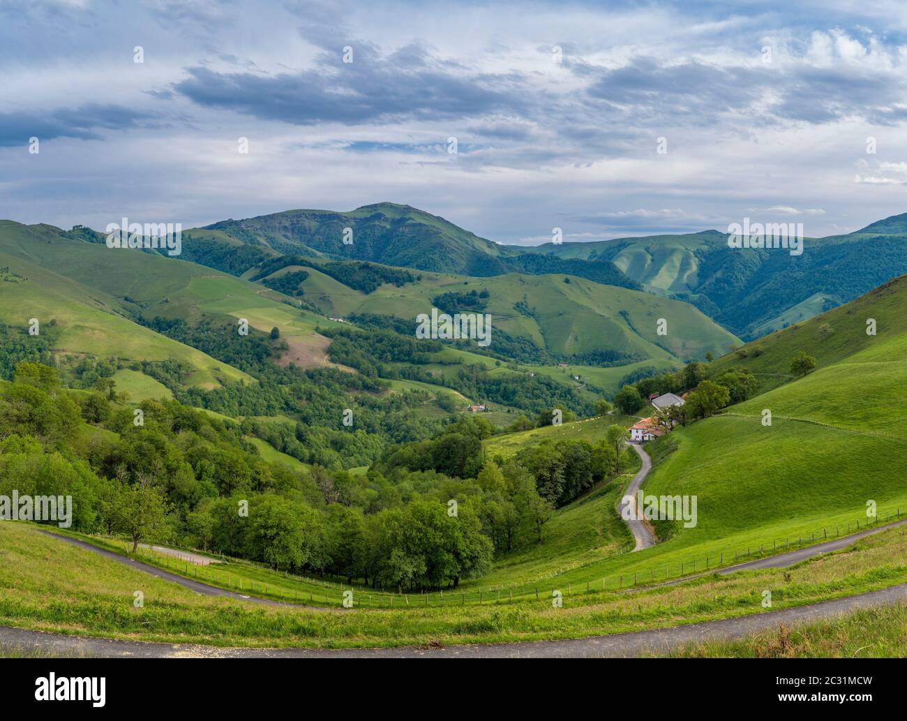 Landschaft mit Straße von Iraty Mountains, Baskenland, Pyrenäen-Atlantique, Frankreich Stockfoto