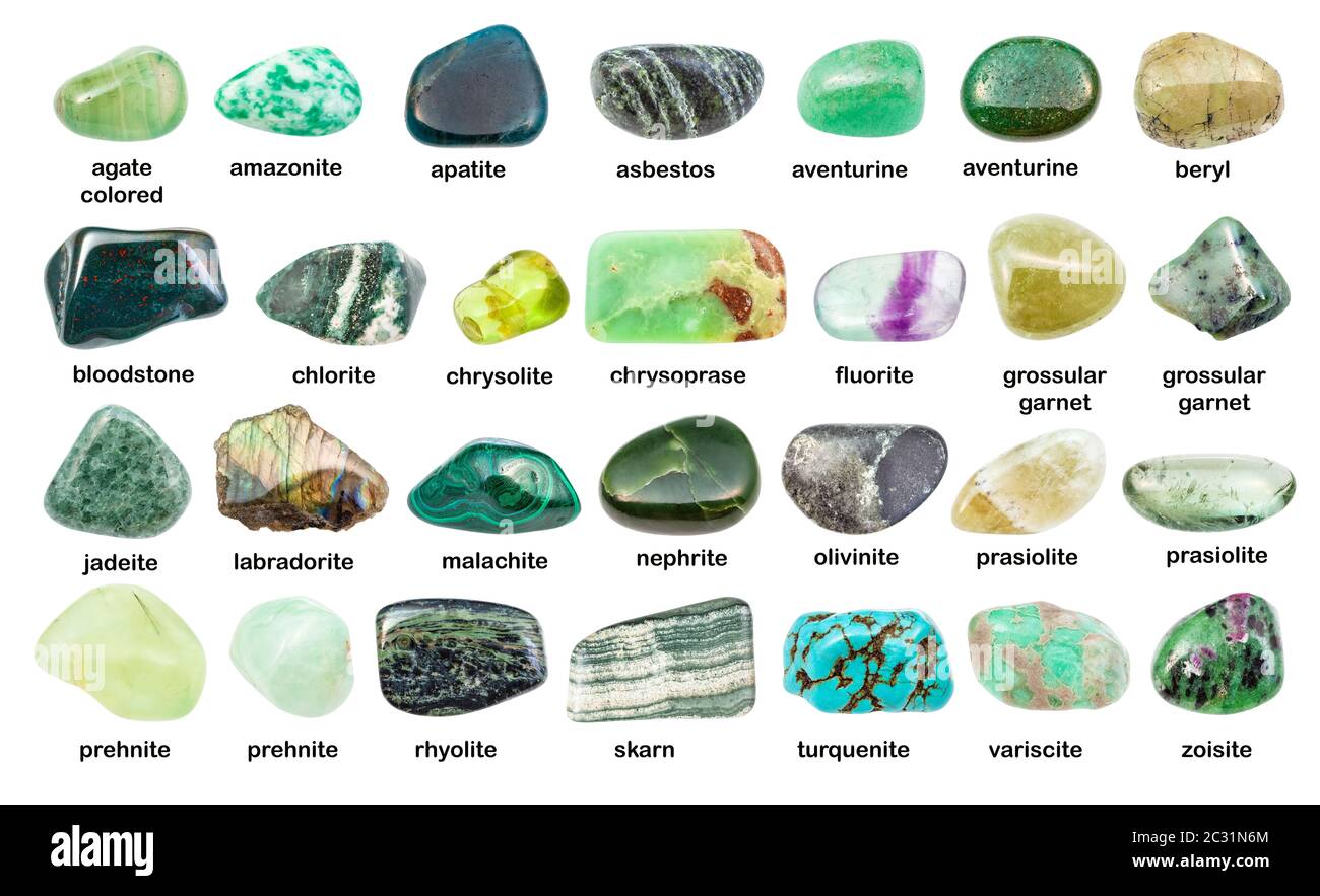 Sammlung verschiedener grüner Edelsteine mit Namen (Chlorit, Malachit, Prähnit, Chrysorase, Skarn, Aventurin, Grossulat, Prasiolith, Apatit, Turqu Stockfoto