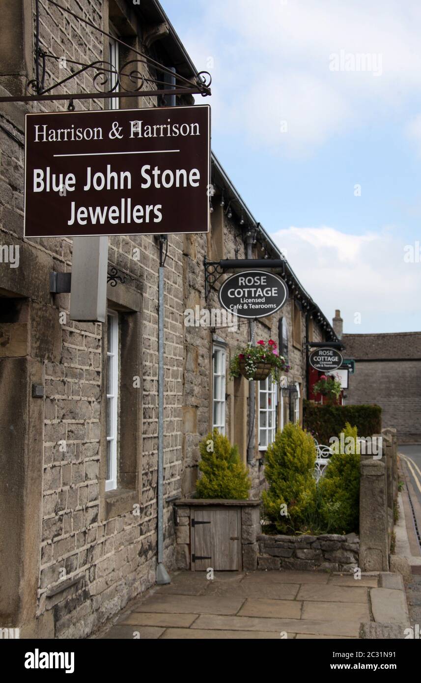 Das Peak District Dorf Castleton, das für den Blue John Stein berühmt ist Stockfoto