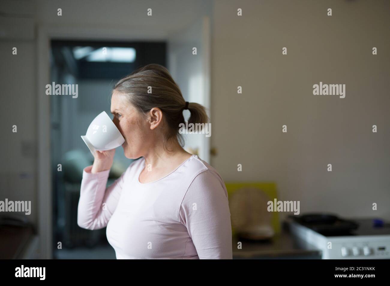 Morgentee in der Küche Stockfoto