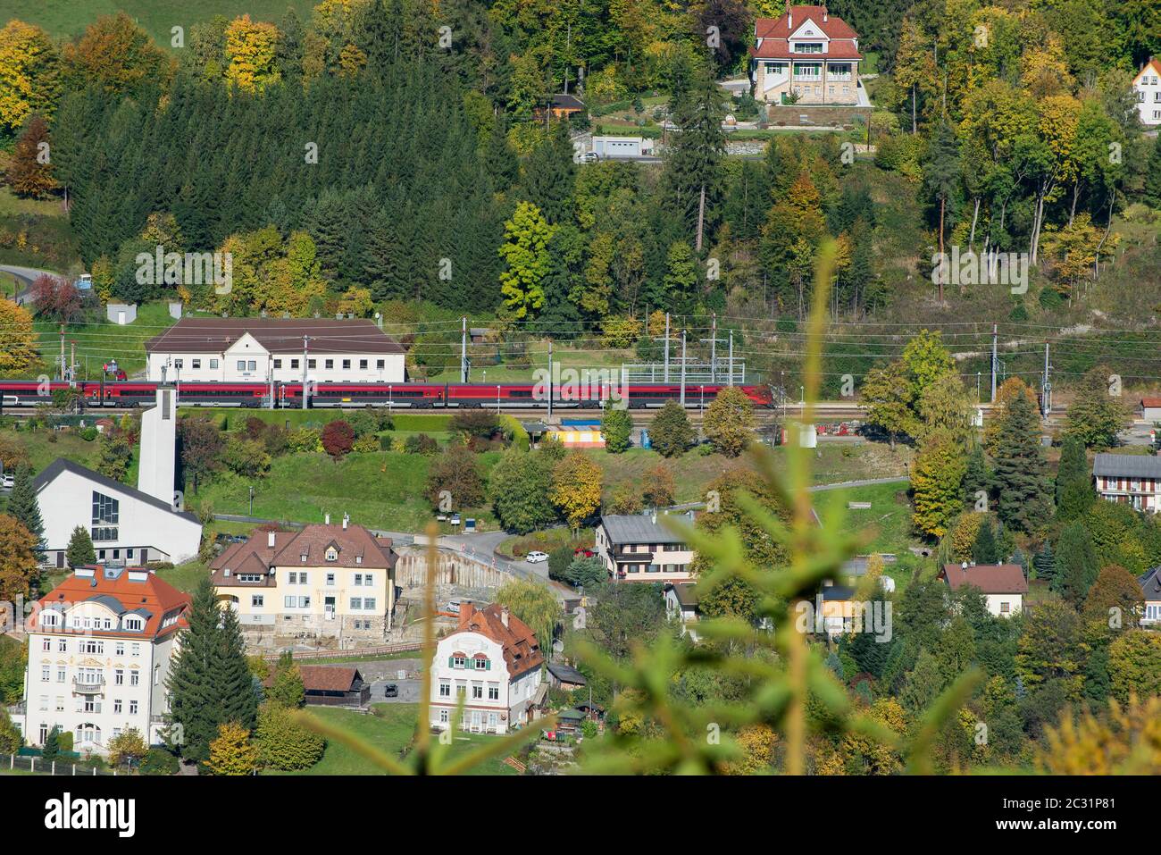 Mit der Semmeringbahn fährt der Zug durch den Bahnhof Breitenstein. Die Semmeringbahn ist die älteste Bergbahn Europas und gehört zur UNESCO-Welt Stockfoto