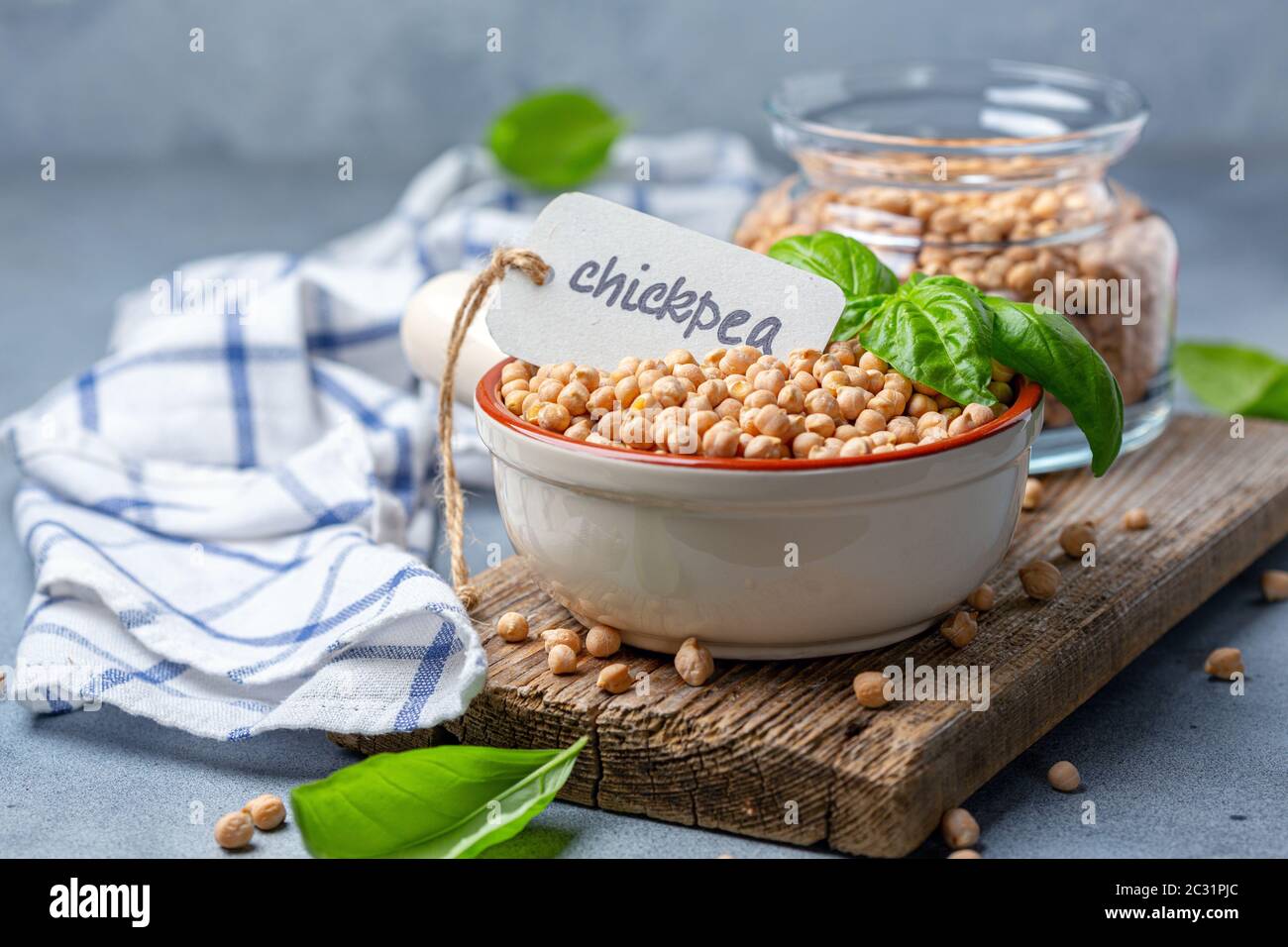 Kichererbsensamen in einer Keramikschale trocknen. Stockfoto