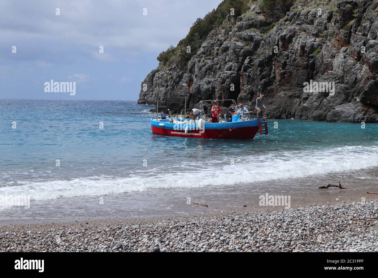 Marina di Camerota - Barca a riva di Pozzallo Stockfoto