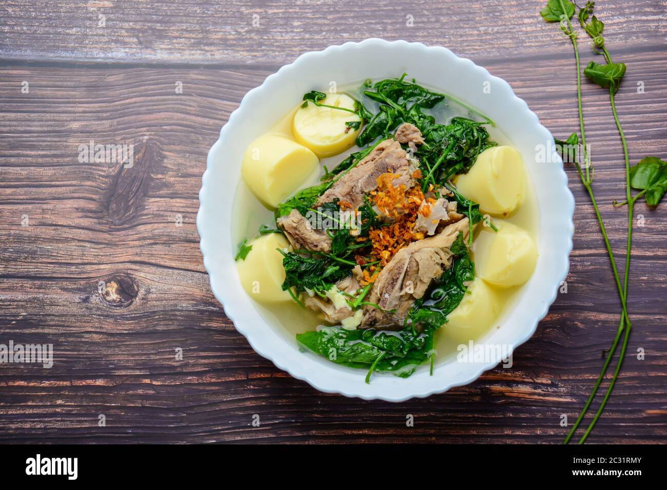Ivy Kürbissuppe mit Weißer Bohnenbrühe und Schweinebein Stockfoto