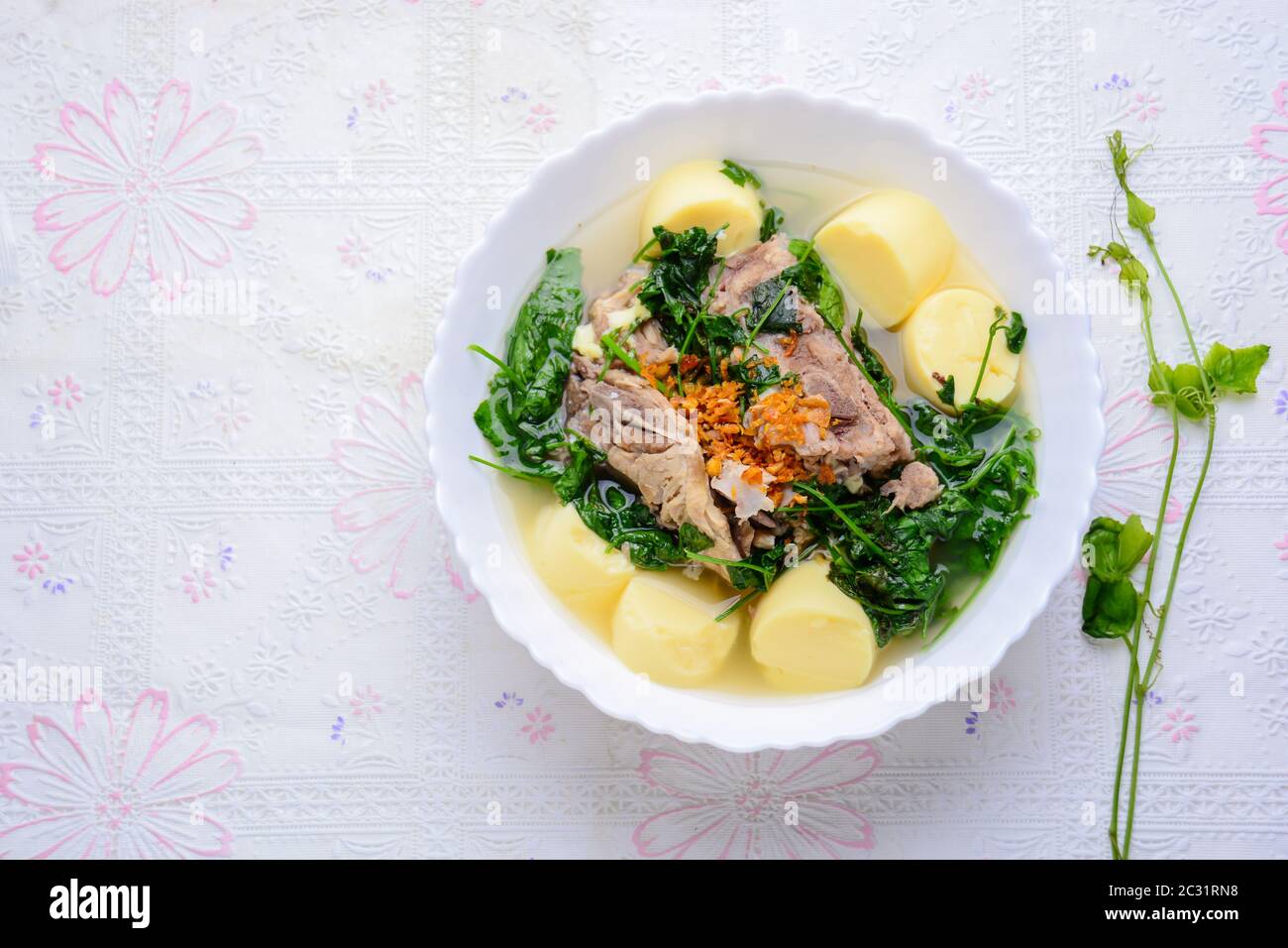 Ivy Kürbissuppe mit Weißer Bohnenbrühe und Schweinebein Stockfoto