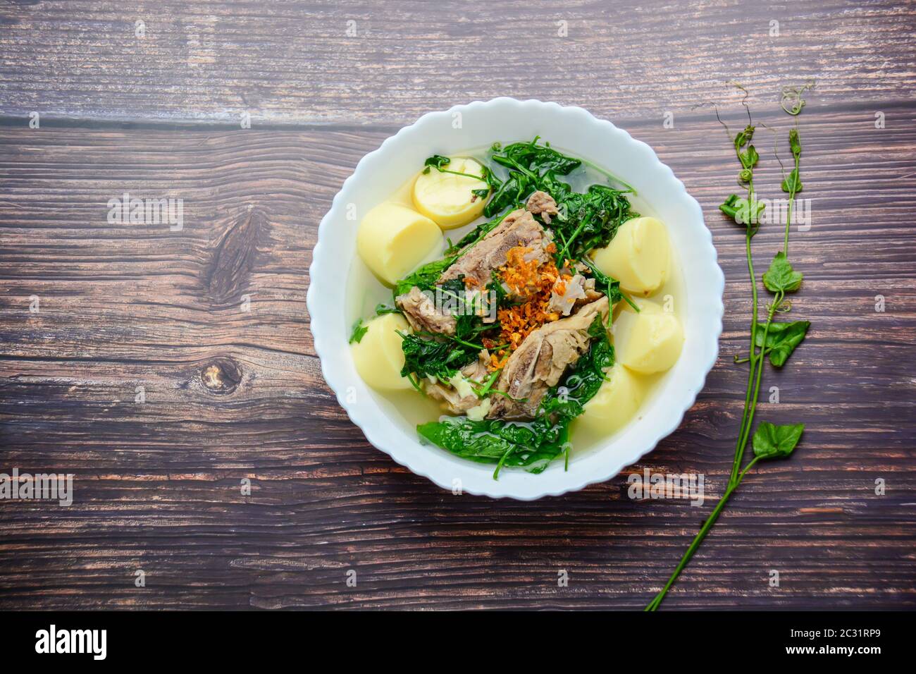 Ivy Kürbissuppe mit Weißer Bohnenbrühe und Schweinebein Stockfoto