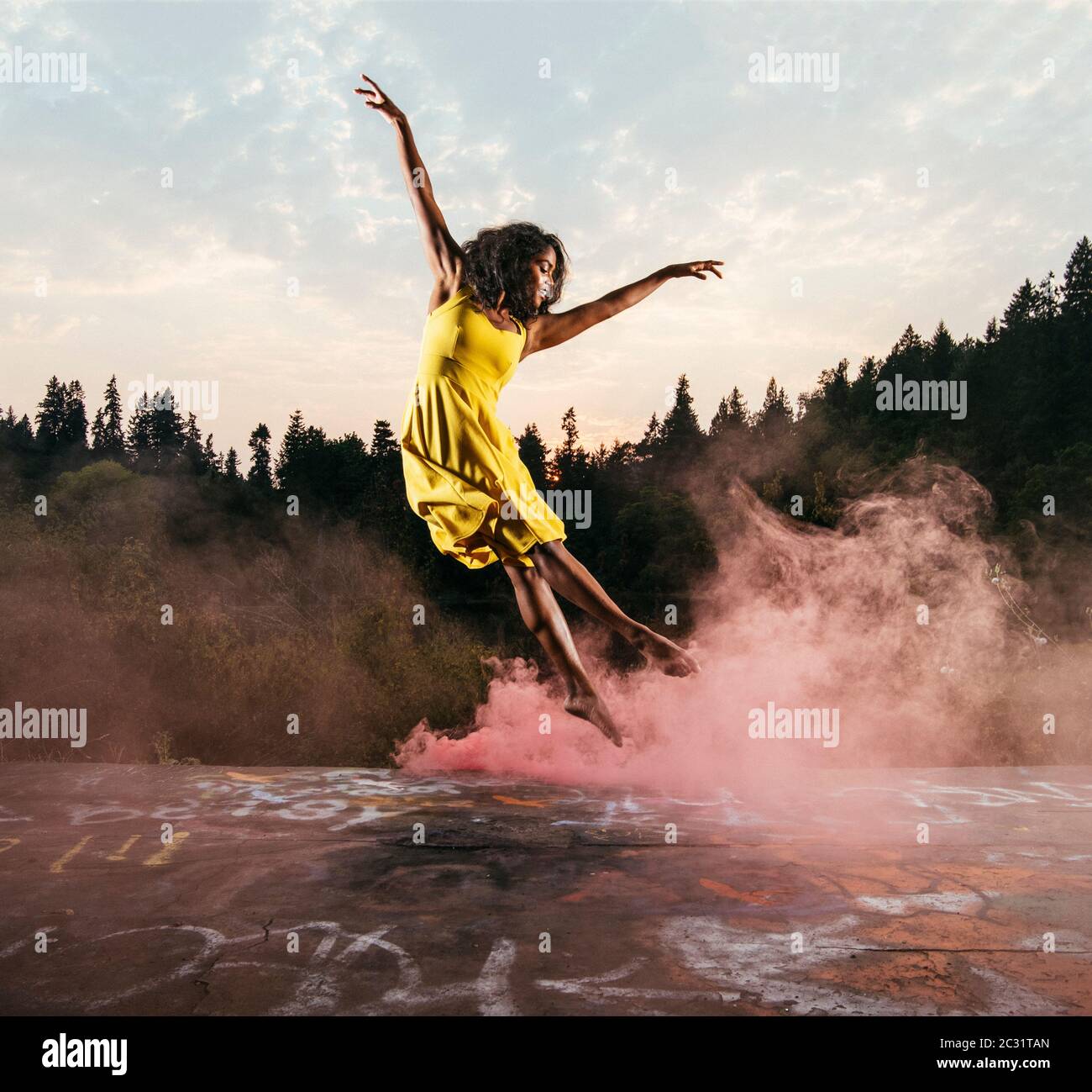Tanzende junge Frau, Bainbridge Island, Washington, USA Stockfoto