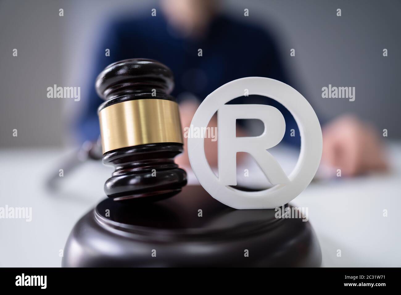 Close-up des Richters markante Hammer auf Warenzeichen Copyright Symbol Stockfoto