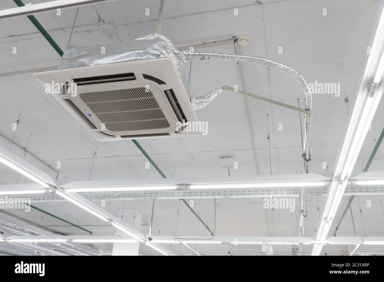 Rechteckige Deckenklimaanlage. Ventilator Spule hängt an der Decke. Industrielle Klima-Getriebe Stockfoto Rechteckige Deckenklimaanlage. Ventilator Spule hängt an der Decke. Industrielle Klima-Getriebe Stockfoto