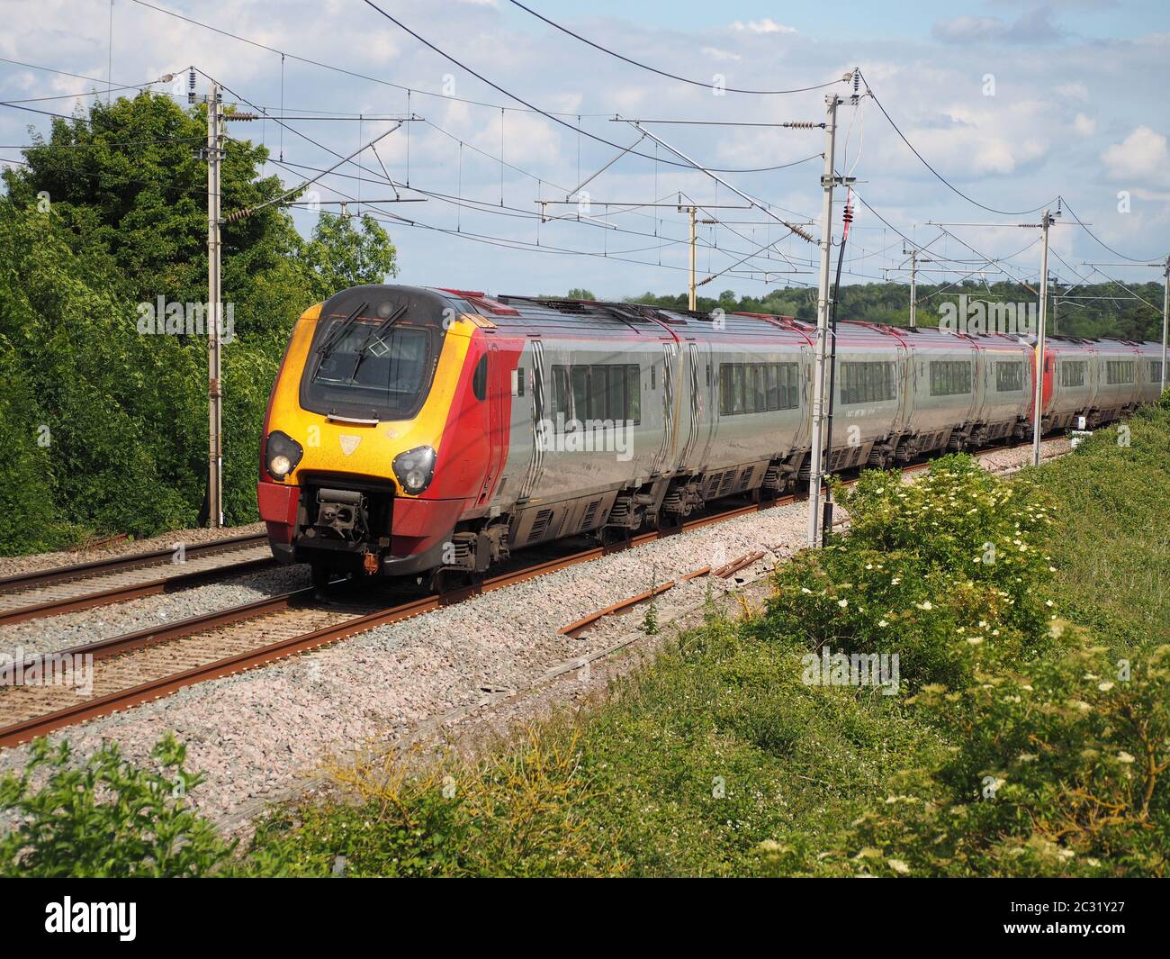 Ein Avanti West Coast Class 221 Super Voyager treibt die West Coast Main Line in der Nähe von Blisworth, Northamptonshire, an Stockfoto