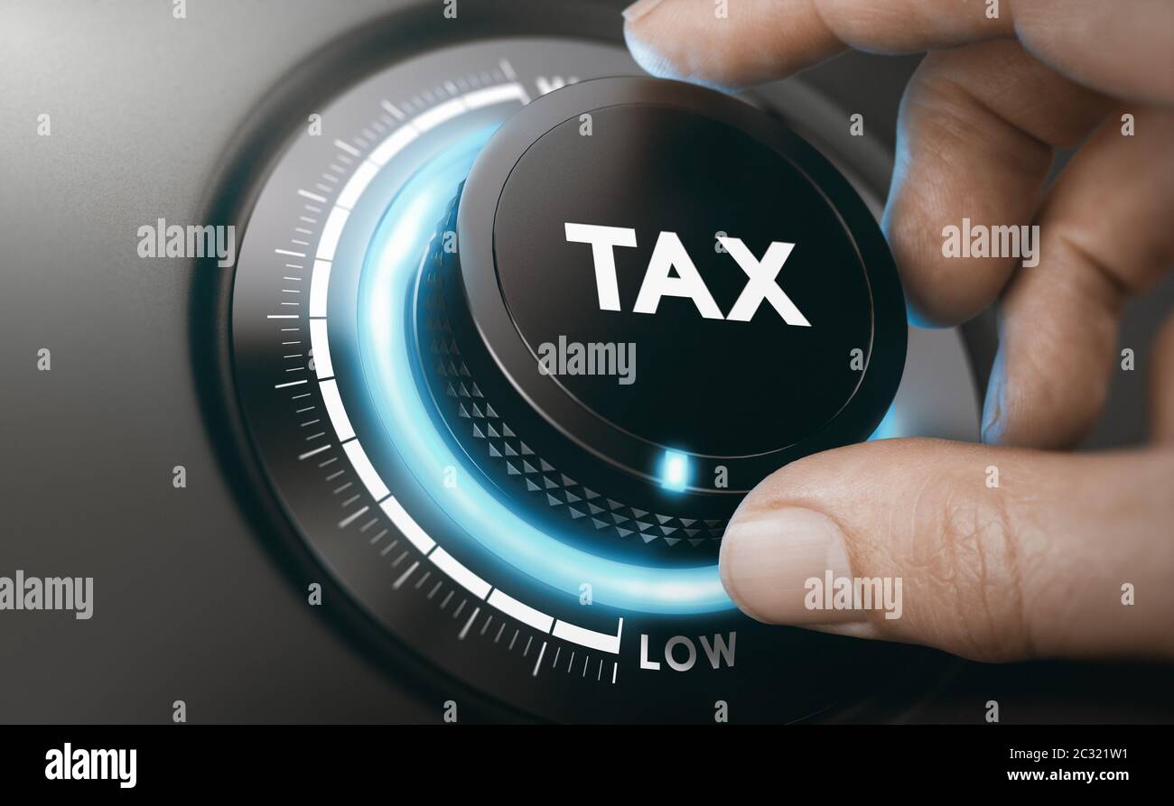 Drehen Sie einen Steuerknopf mit blauem Licht, um die Steuern zu senken. Senkung des steuerbaren Einkommenskonzepts. Zusammengesetztes Bild zwischen einer Handfotografie und einem 3D-Backgr Stockfoto