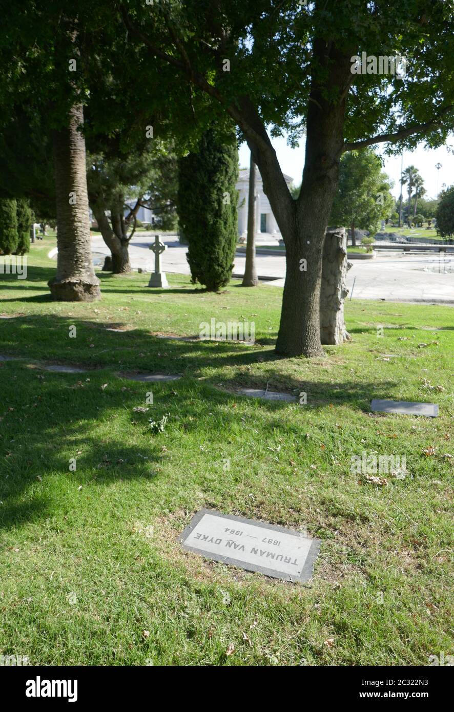 Hollywood, Kalifornien, USA 17. Juni 2020 EIN allgemeiner Blick auf die Atmosphäre des Truman Van Dyke Grabes im Garten der Legenden auf dem Hollywood Forever Cemetery am 17. Juni 2020 in Hollywood, Kalifornien, USA. Foto von Barry King/Alamy Stockfoto Stockfoto