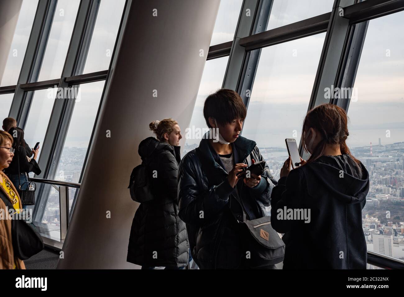 Menschen auf dem 'Tempo Deck'-Boden (350 m) - Tokyo Skytree Tower. Stockfoto