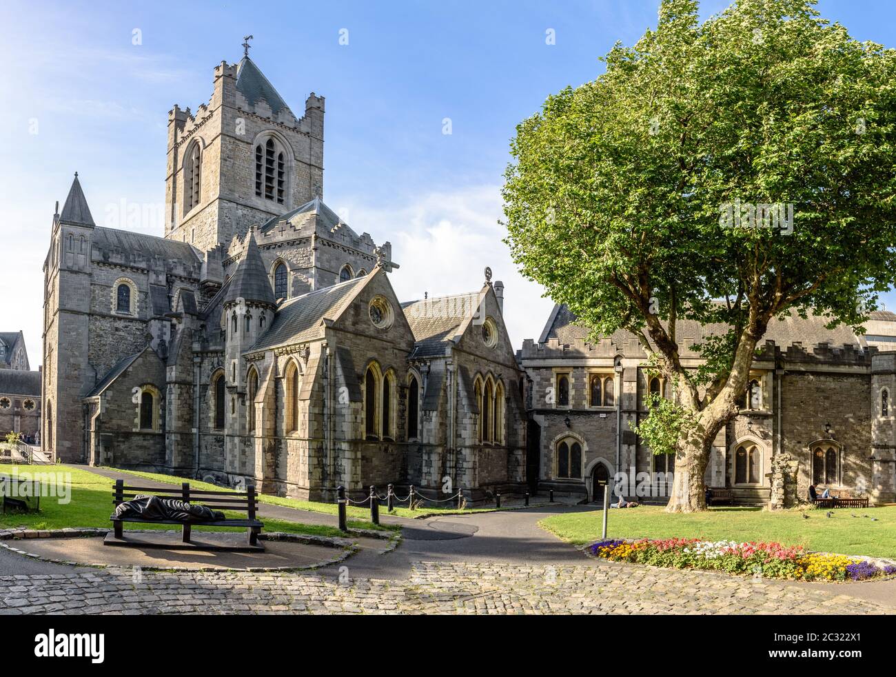 Christ Church Cathedral in Dublin, Irland mit der Statue des obdachlosen Jesus Stockfoto