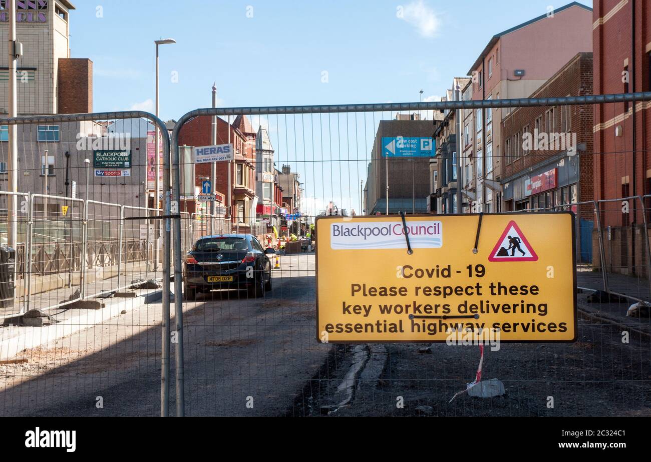 Covid 19 Schild auf Autobahn Baustelle Blackpool Council Schlüsselarbeiter vor Corona-Virus zu schützen. Blackpool Lancashire England Vereinigtes Königreich Stockfoto