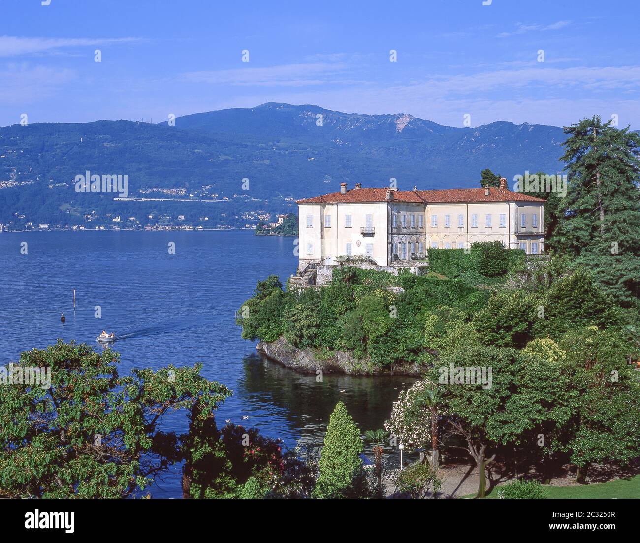 Blick auf den Lago Maggiore vom Hotel Majestic, Pallanza, Provinz Verbano-Cusio-Ossola, Piemonte (Piemont) Region, Italien Stockfoto